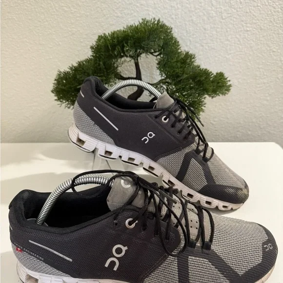 On cloud 5 Men's Black and White Athletic Shoes - Picture 3 of 10